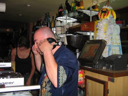 le dj TOUJOUR derriere ses platine 