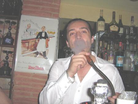 toujour derriere son bar le patron !!!!!