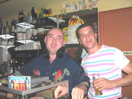 voici le DJ et moi meme .... beau gosse NON?!!!???